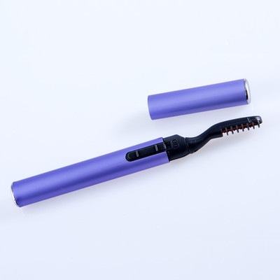 Piegaciglia a caldo elettrico alimentato da una batteria “ministilo” da 1,5V AAA . Ha la stessa funzione di una piastra per capelli.